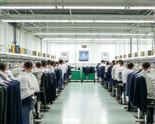 Operarios trabajando con metodología lean